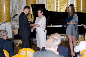 Mrs. Wiesława Krawczyk, Deputy Chairwomen of the Mazovia Voivodeship Regional Council is handing over the Merit for Mazovia honour awarded to NCBJ to Professor Grzegorz Wrochna, NCBJ Director General (photo Marcin Jakubowski, NCBJ)